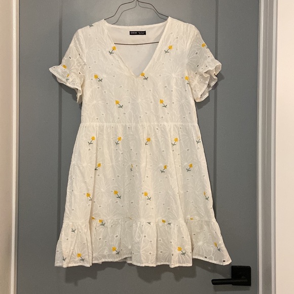 V-neck Ruffle Floral Dress - Picture 2 of 4